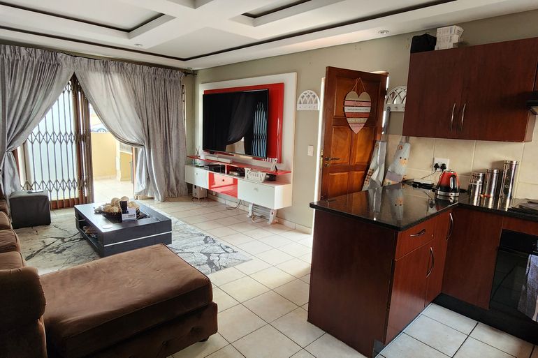 3 Bedroom Townhouse For Sale in The Reeds, Centurion - R1,390,000