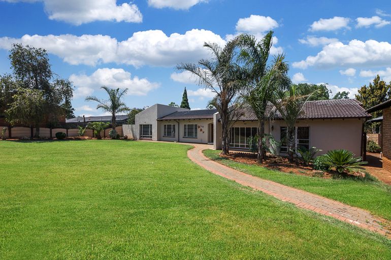 4 Bedroom House For Sale in Glenvista, Johannesburg - R2,250,000 | Leadhome