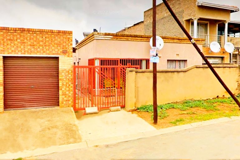 8 Bedroom House For Sale in Ebony Park, Midrand - R999,995