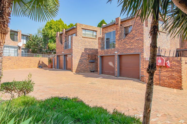 3 Bedroom Townhouse For Sale in Maroelana, Pretoria - R1,600,000