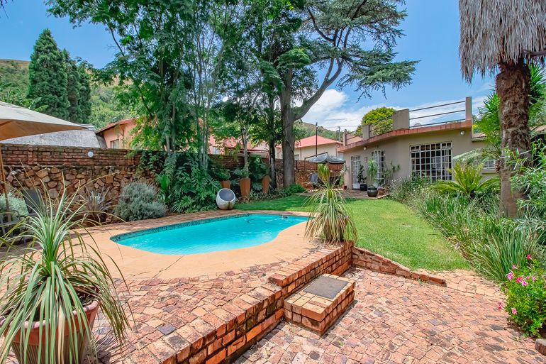 4 Bedroom House For Sale in Villieria, Pretoria - R2,200,000