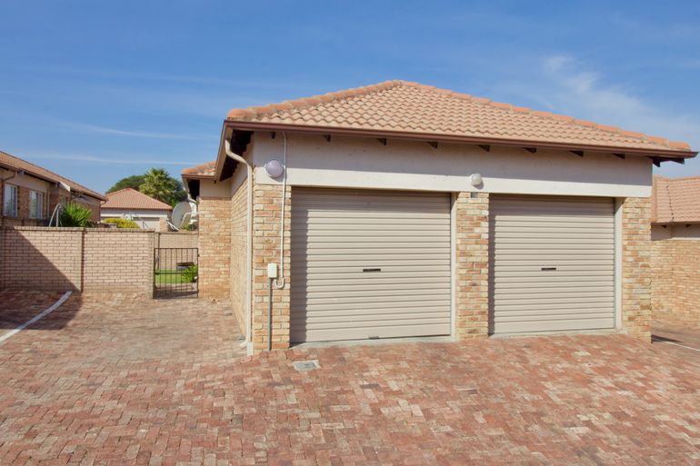 2 Bedroom Townhouse For Sale in Kosmosdal, Centurion - R985,000
