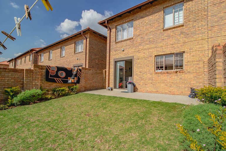 3 Bedroom Townhouse For Sale in Kosmosdal, Centurion - R1,199,000