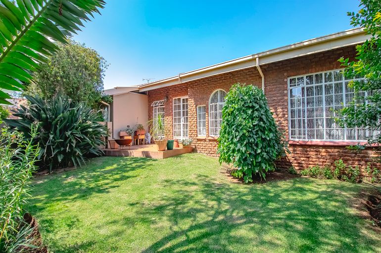3 Bedroom Townhouse For Sale in Elardus Park, Pretoria - R1,200,000