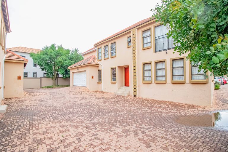 6 Bedroom House For Sale in Valley View Estate, Centurion