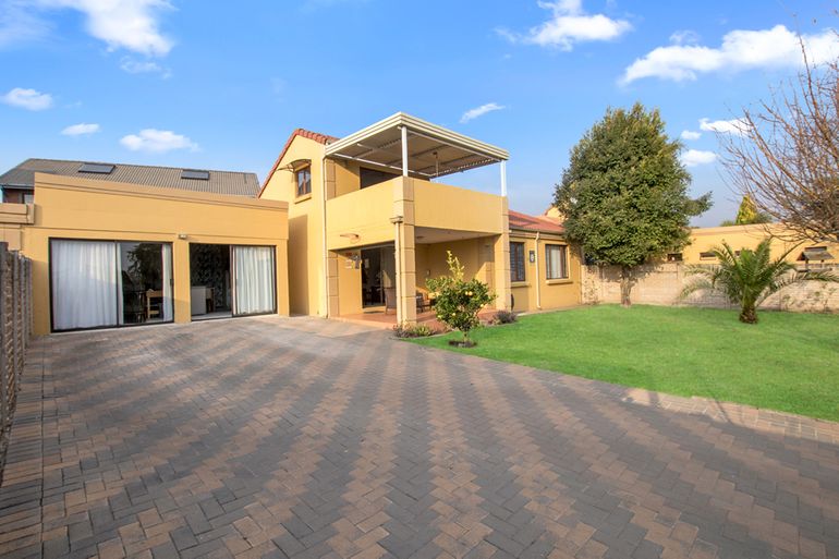 2 Bedroom House For Sale in Barbeque Downs, Midrand - R1,995,950