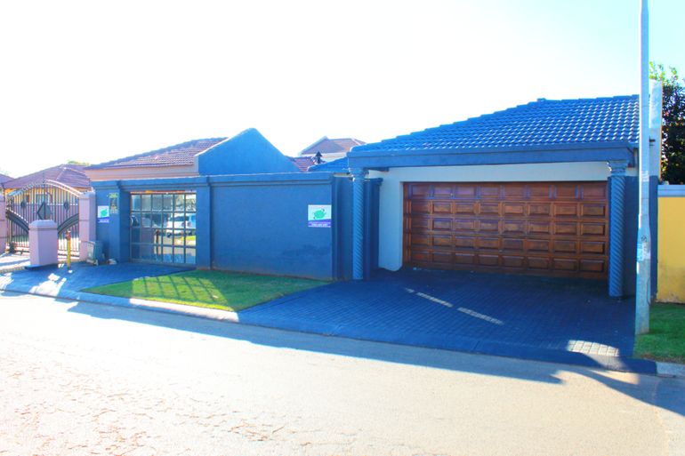 4 Bedroom House For Sale in Alveda, Johannesburg - R1,550,000