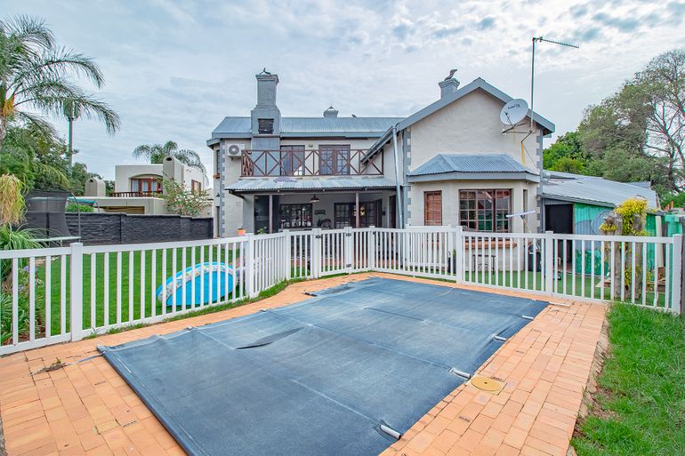 3 Bedroom House For Sale in Faerie Glen, Pretoria - R2,750,000
