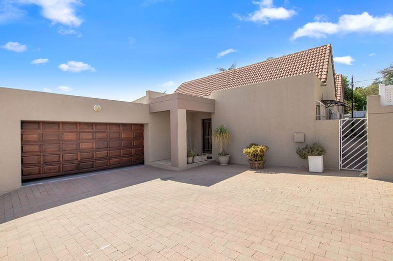 3 Bedroom House For Sale in Sunninghill, Sandton - R2,280,000