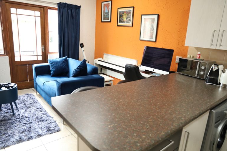 1 Bedroom Apartment / Flat For Sale in Paulshof, Sandton - R550,000