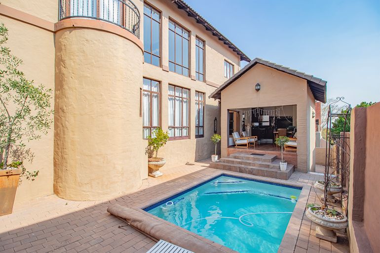 3 Bedroom House For Sale in Rietvalleirand, Pretoria - R3,500,000