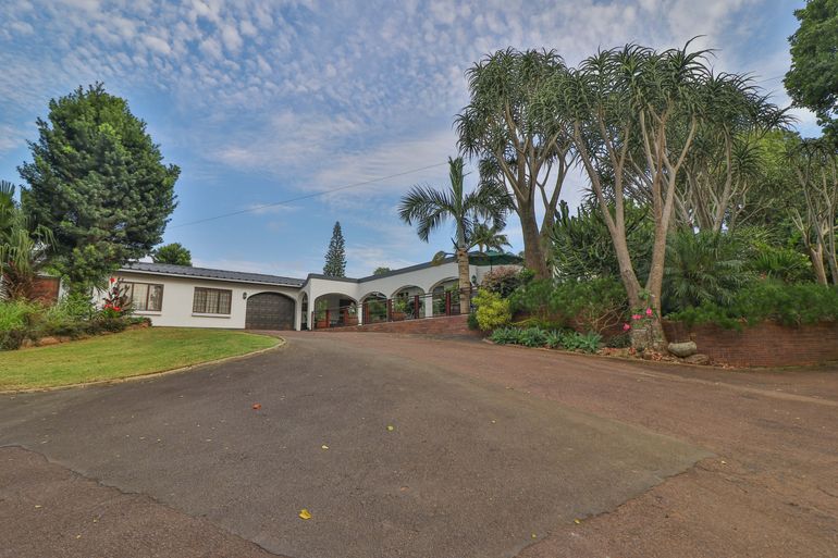 8 bedroom house for sale in waterfall, kloof - r2,995,000