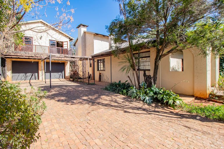 What You Ll Love About It Excellent Spacious Family Home Alive With Character Bonus 2 Rental Income Generating Cottages With Images Cottage Garden 6 Bedroom House Manor