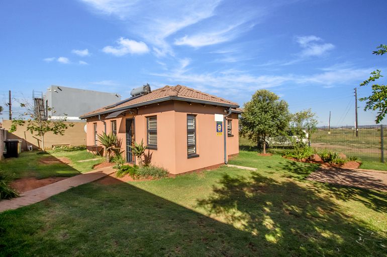 3 Bedroom House For Sale in Protea Glen Ext 40, Soweto
