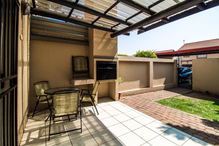 2 Bedroom Townhouse For Sale in Willow Park Manor, Pretoria