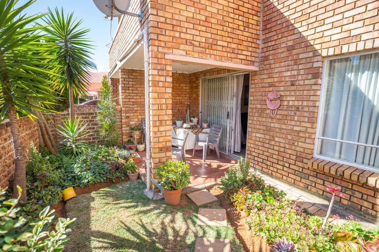 2 Bedroom Apartment / Flat For Sale in Liefde En Vrede, Johannesburg - R769,000
