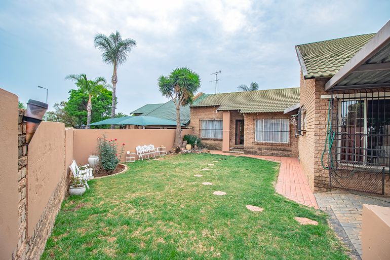 4 Bedroom House For Sale in Garsfontein, Pretoria