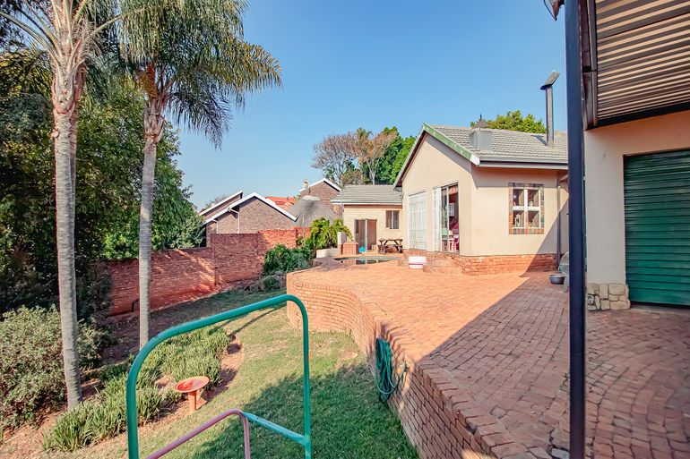 3 Bedroom House For Sale in Moreleta Park, Pretoria - R1,750,000
