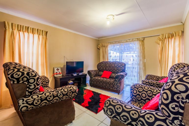 3 Bedroom House For Sale in Chantelle, Akasia - R895,000