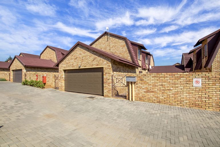 5 Bedroom Townhouse For Sale in Willowbrook, Roodepoort