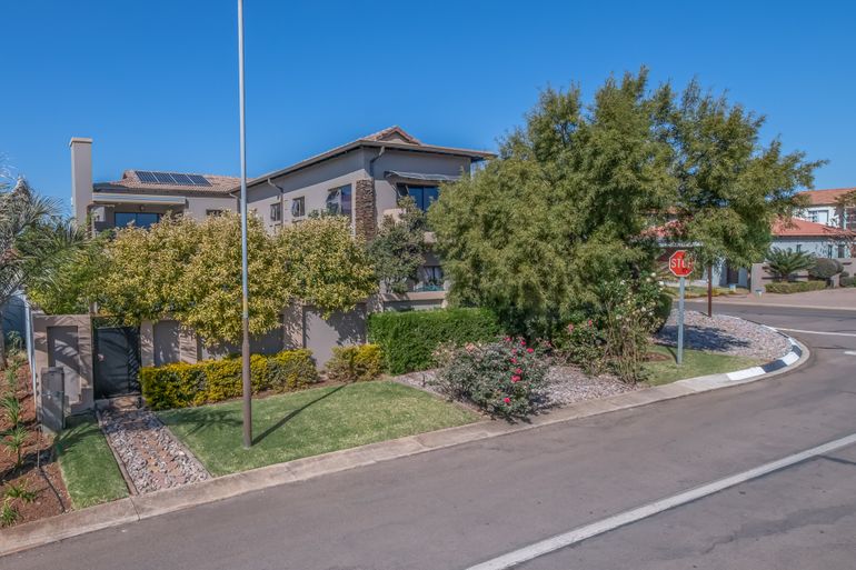 4 Bedroom House For Sale in Stone Ridge Country Estate, Centurion - R3,995,000