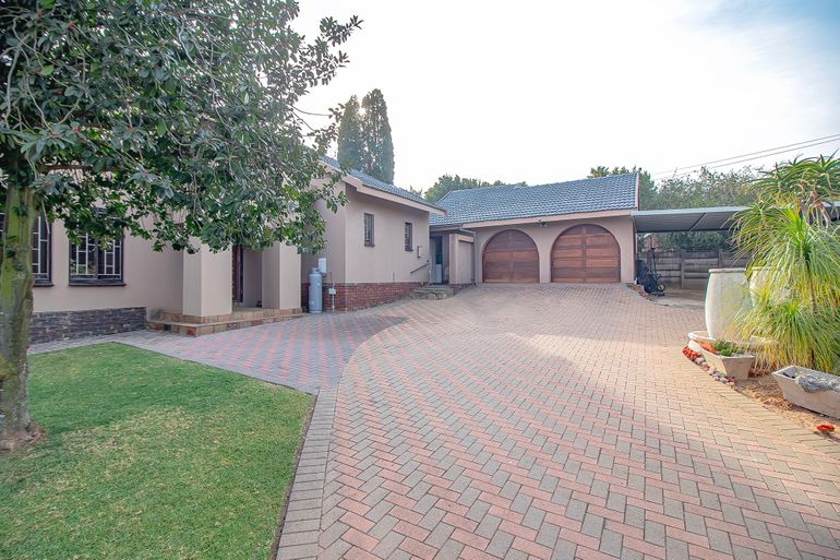 3 Bedroom House For Sale in Elardus Park, Pretoria - R2,200,000