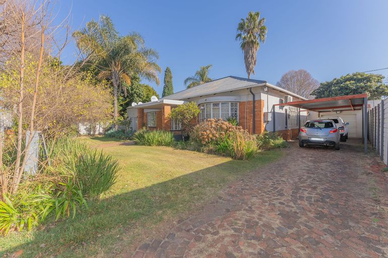 4 Bedroom House For Sale in Highlands North, Johannesburg - R1,375,000