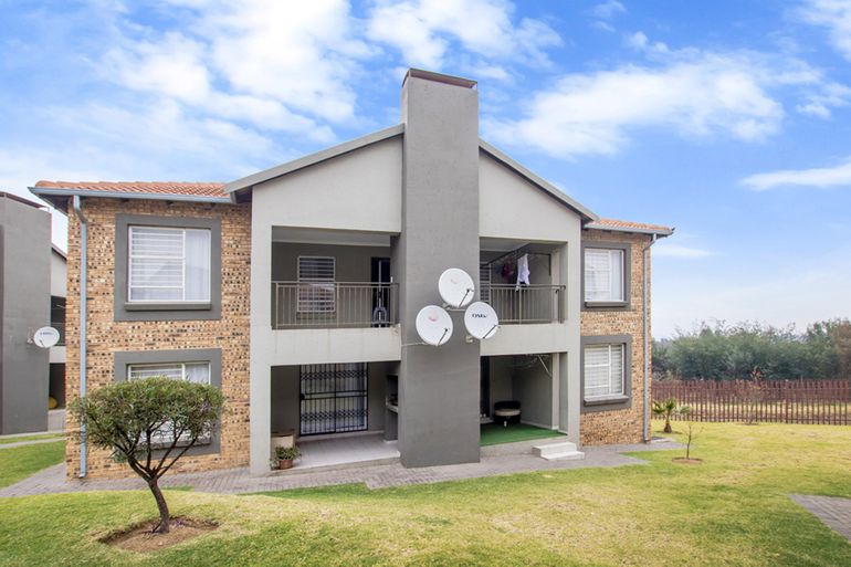 2 Bedroom Apartment / Flat For Sale in Ruimsig, Roodepoort - R780,000
