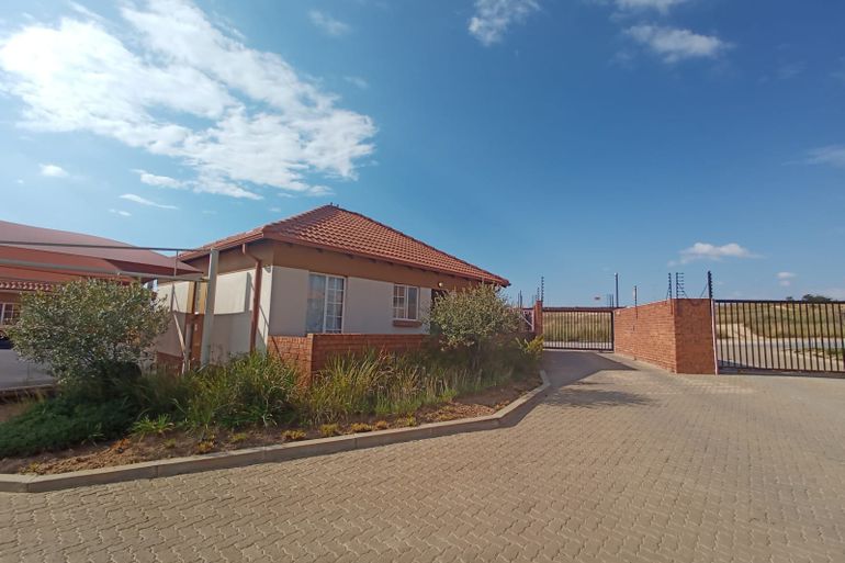 2 Bedroom Townhouse For Sale in The Reeds, Centurion - R975,000