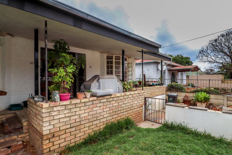 4 Bedroom House For Sale in Orange Grove, Johannesburg