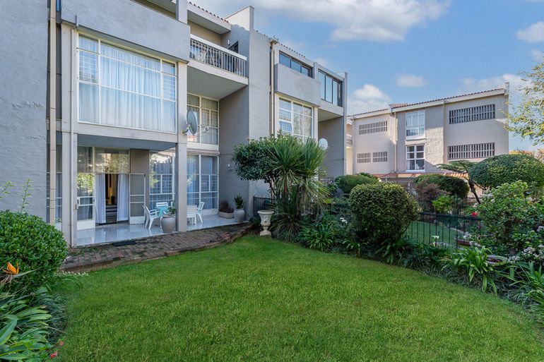 3 Bedroom Townhouse For Sale in St Andrews, Bedfordview - R1,950,000