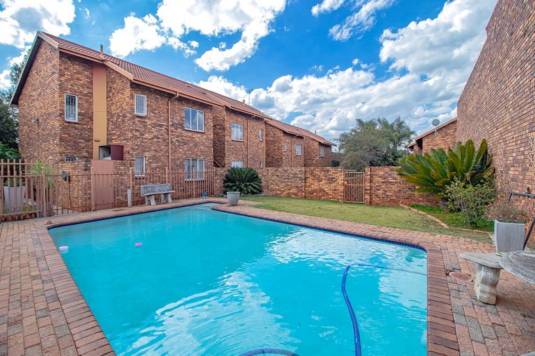2 Bedroom Townhouse For Sale in Monument Park, Pretoria - R800,000