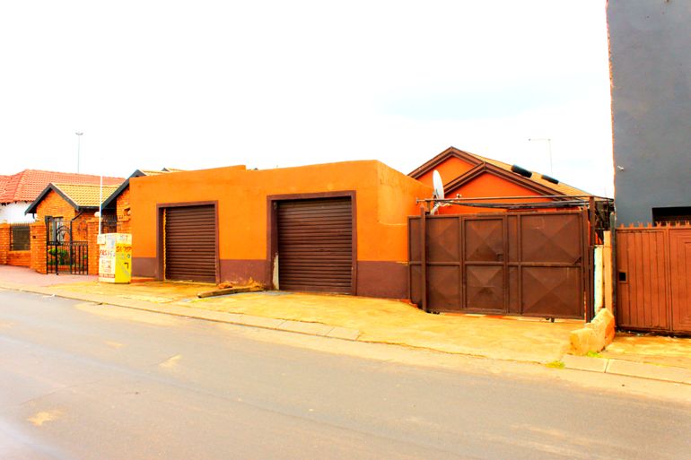 8 Bedroom House For Sale in Tembisa, Tembisa - R1,060,000