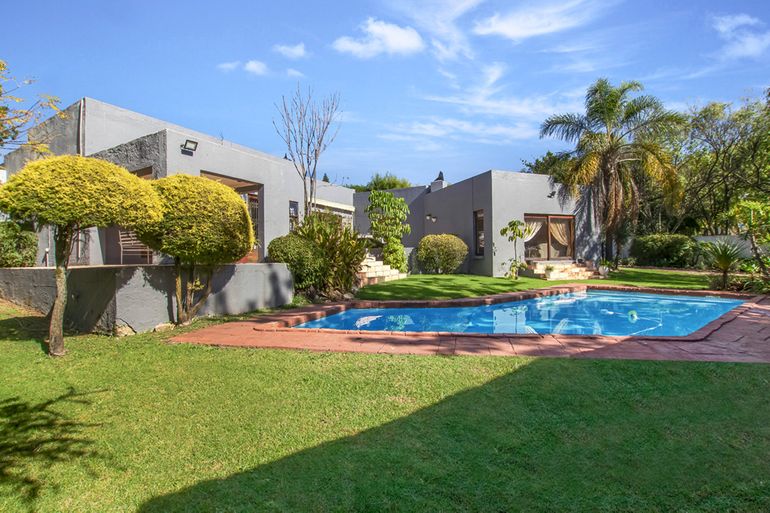 5 Bedroom House For Sale in Buccleuch, Sandton - R2,299,000
