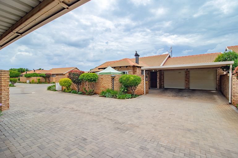 3 Bedroom Townhouse For Sale in Annlin, Pretoria - R1,495,000