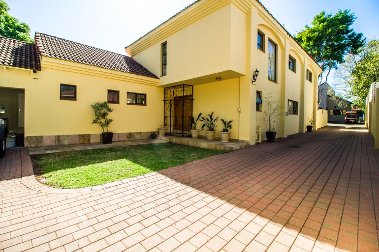 4 Bedroom House For Sale in Nieuw Muckleneuk, Pretoria