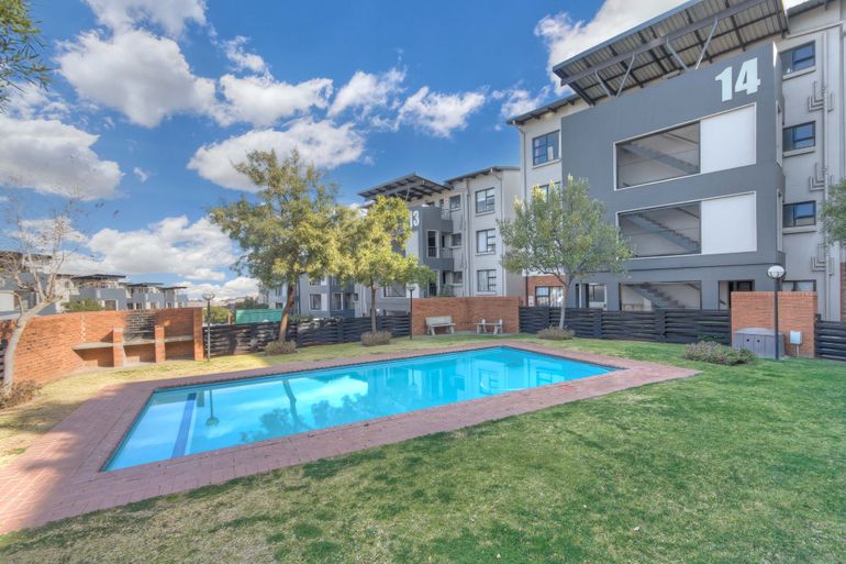 2 Bedroom Apartment / Flat For Sale in Oakdene, Johannesburg - R980,000 ...