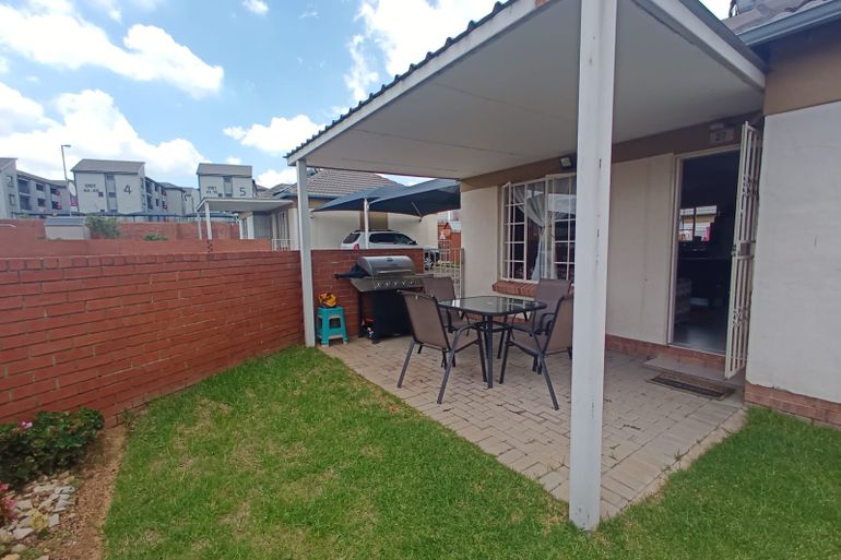 2 Bedroom Townhouse For Sale in The Reeds, Centurion - R1,070,000